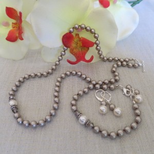 Elegantas krelles ar Swarovski platīn-krāsas pērlēm un dekoratīvu elementu ar Swarovski krēmkrāsas pērlīti un Swarovski kristāliem, aizdare ar sudraba pārklājumu. Garums- 50 cm 